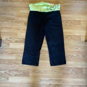 VS Pink crop yoga. Black. Large.